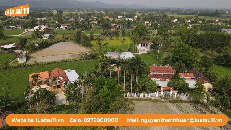 Hộ gia đình sử dụng đất gồm những người có quan hệ hôn nhân, huyết thống hoặc nuôi dưỡng.